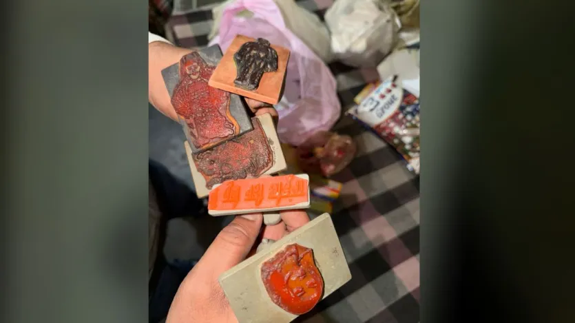 पुलिस के अनुसार, कमरुद्दीन करीब एक साल से इन तीनों के संपर्क में था। सीसीटीवी फुटेज में उसे उसी दिन कार के अंदर चालक की बगल वाली सीट पर बैठे हुए देखा गया है। अधिकारी बताते हैं कि घटना के पीछे का मकसद और पूरा घटनाक्रम जानने के लिए आरोपी से पूछताछ जारी है।