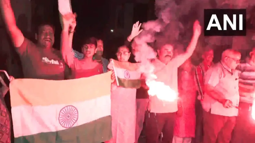 गुजरात के अहमदाबाद में टीम इंडिया की जीत पर आतिशबाजी हुई है। यहां युवा क्रिकेट फैंस के साथ कुछ बुजुर्ग महिलाएं भी टीम इंडिया के लिए चीयर करती नजर आईं। टीम इंडिया की जीत के बाद यहां क्रिकेट फैंस ने आतिशबाजी भी की। वह हाथ में महताब लेकर उसे जलाते हुए नजर आए।