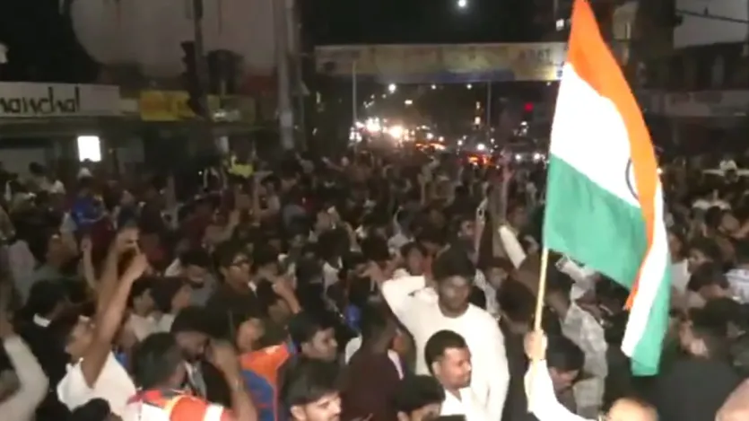 T20 World Cup 2026 के लीग मैच में Team India ने पाकिस्तान को धोबी पछाड़ देते हुए 61 रनों के बड़े अंतर से हरा दिया है। ईशान किशन ने इस मैच में पाकिस्तानी बॉलर्स की जमकर कुटाई की और महज 40 गेंदो में 77 रन जड़ दिए। भारत की तरफ से दिए गए 176 रनों के टारगेट का पीछा करने उतरा पाकिस्तान महज 114 रनों पर सिमट गया। मैच में भारत की जीत के साथ ही टीम इंडिया के फैंस सड़कों पर निकले और जमकर जश्न मनाया।