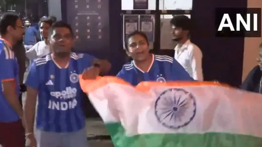 श्रीलंका के कोलंबो में विदेशी धरती पर भी भारतीय क्रिक्रेट फैंस ने खूब सेलिब्रेट किया। टीम इंडिया की जर्सी पहने फैंस ने हाथ में तिरंगा झंडा लेकर इंडिया-इंडिया के नारे लगाए। साथ ही, खुशी में झूमते और नाचते-कूदते दिखे। उन्होंने टीम इंडिया की जीत के बाद खूब चीयर किया।