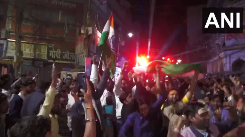 यूपी के प्रयागराज में तो टीम इंडिया के फैंस बैंड-बाजा लेकर सड़क पर निकल पड़े। इस नजारे को देखकर लगा कि जैसे कोई बारात निकल रही हो। पीछे चक दे इंडिया जैसे गाने बजे और लोग उसकी धुन पर थिरकते नजर आए। भीड़ में कुछ लोग इस दौरान अपने हाथों में तिरंगा झंडा लिए हुए भी नजर आए।