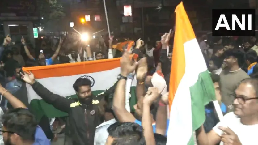 पश्चिम बंगाल के सिलीगुड़ी में भी T20 World Cup 2026 में पाकिस्तान पर भारत की शानदार जीत का जोरदार जश्न मना। क्रिकेट फैंस बीच सड़क डांस करते दिखाई दिए। किसी ने हाथ में तिरंगा लिया हुआ था तो कोई अपने साथी को कंधे पर बैठाए हुए नजर आया। इस दौरान, सभी फैंस जीत के उत्साह से लबरेज दिखाई दिए।