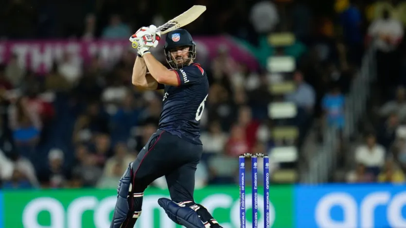 टी20 वर्ल्ड कप 2026 में सबसे ज्यादा सिक्स लगाने वाले बल्लेबाजों की बात करें तो वहां चौथे नंबर पर यूएसए की टीम का नाम है। यूएसए के बल्लेबाजों ने मिलकर ग्रुप स्टेज में चार मैचों में 33 सिक्स लगाए हैं। उनकी टीम चार में से सिर्फ दो मैच जीतने में कामयाब रही है और इसी वजह से वह सुपर-8 में नहीं पहुंच पाए।