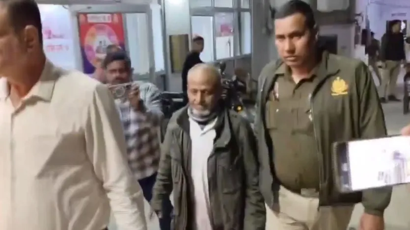 दिल्ली पुलिस कमरुद्दीन उर्फ ​​'बाबा' को गिरफ्तार करने के बाद आगे की जांच के लिए उत्तर प्रदेश के फिरोजाबाद ले गई थी। गिरफ्तारी के बाद से ही कमरुद्दीन की कई कहानियां सामने आ रही हैं।