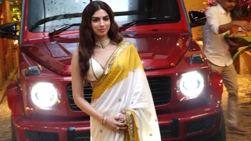 खुशी कपूर नारंगी रंग के कुर्ते में बेहद आकर्षक लग रहे थे, जिसे उन्होंने सफेद पायजामे और धूप के चश्मे के साथ पहना था। (Image Source-ANI)