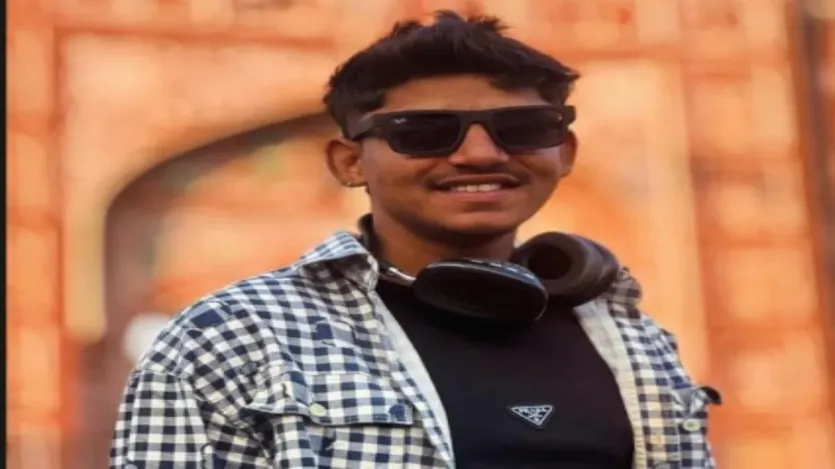 योजना के तहत 30 जनवरी की रात अंजलि अपने पति को टहलने के बहाने सुनसान सड़क पर ले गई।  पहले से झाड़ियों में छिपे संजय और उसके दो दोस्त रोहित उर्फ रॉकी और बादल उर्फ सिद्धार्थ ने आशीष पर डंडों से हमला कर दिया।
