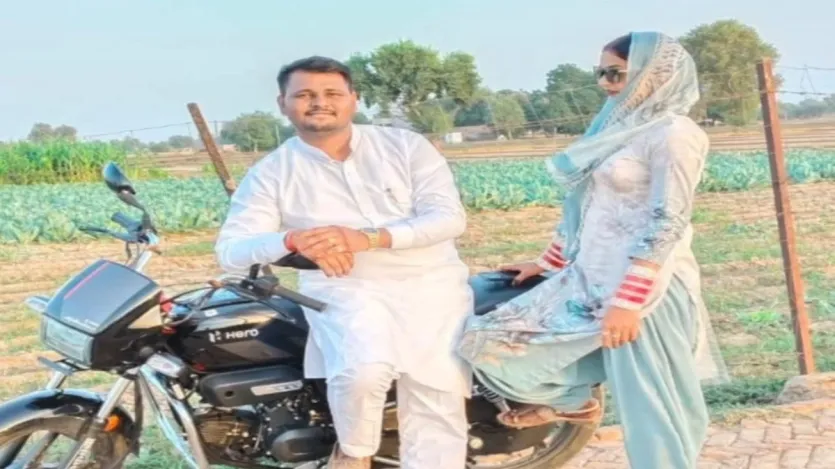 30 जनवरी की रात रावला थाना क्षेत्र के गांव 01 KLM के पास सड़क किनारे 27 वर्षीय निजी स्कूल शिक्षक आशीष कुमार मृत मिले, जबकि उनकी पत्नी अंजलि घायल अवस्था में पड़ी थी। अंजलि ने परिवार और पुलिस को बताया कि दोनों डिनर के बाद टहलने निकले थे, तभी किसी अज्ञात वाहन ने टक्कर मार दी और लूटपाट कर फरार हो गया।
