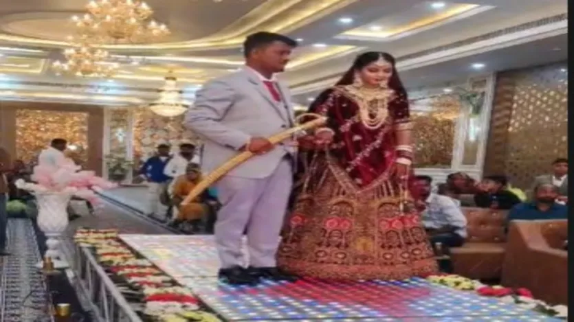 लेकिन पोस्टमार्टम रिपोर्ट ने पूरी कहानी बदल दी। रिपोर्ट में सामने आया कि आशीष की मौत सड़क हादसे से नहीं, बल्कि डंडों से बेरहमी से पिटाई और गला घोंटने से हुई थी। इसके बाद पुलिस को पत्नी अंजलि पर शक हुआ। सख्ती से पूछताछ में जो सच सामने आया, उसने सबको हैरान कर दिया।
