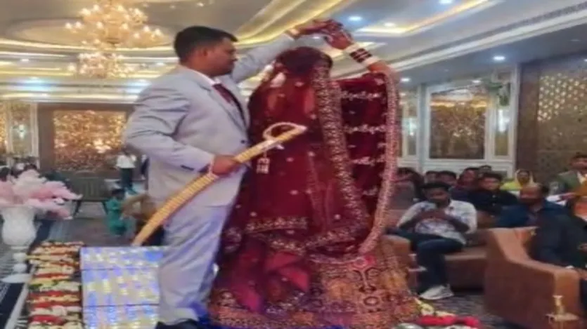 पुलिस के मुताबिक, अंजलि अपनी शादी से खुश नहीं थी। शादी के कुछ दिन बाद ही वह मायके चली गई थी, जहां उसका अपने पुराने प्रेमी संजय उर्फ संजू से फिर संपर्क हुआ। दोनों ने मिलकर आशीष को रास्ते से हटाने की साजिश रची।
