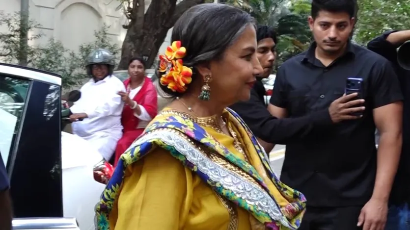 शबाना आज़मी ने मस्टर्ड येलो कुर्ता सेट पहना, वहीं खुशी कपूर सफेद और पीले रंग की साड़ी में बेहद खूबसूरत लग रही थीं। (Image Source-ANI)