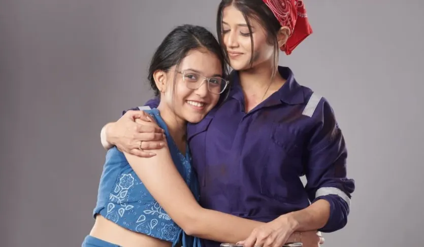 अरमान अपनी दोस्त मेहर को सिंगल और खुश रहने की सलाह देता है, जिससे वह परेशान हो जाती है। इस बीच, अभिरा (समृद्धि शुक्ला) मुक्ति से सोने के लिए कहती है, लेकिन मुक्ति जोर देती है कि वह जाने से पहले हर पल को कैद करना चाहती है ताकि उसे हॉस्टल में घर की याद न आए। अकेले रहने की चिंता में वह अभिरा से पूछती है कि क्या वह मैनेज कर पाएगी। अभिरा उसे भरोसा दिलाती है, लेकिन मुक्ति कहती है कि रीडेवलपमेंट की दिक्कतों की वजह से वे घर बदलने के बारे में सोचें।