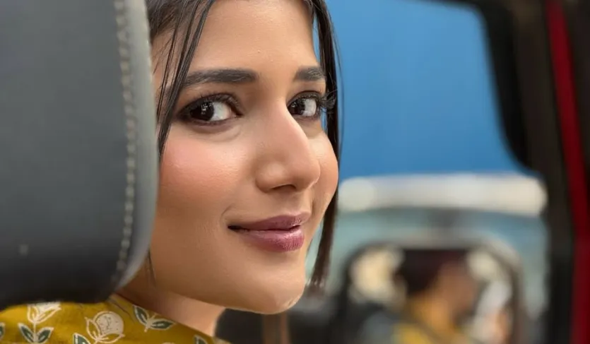 पोद्दार परिवार मायरा को अलविदा कहने के लिए इकट्ठा होता है। यह खुशी का पल एकदम से इमोशनल ड्रामे में बदल जाता है, जब कावेरी कहती है कि वह समझती है कि मायरा को क्यों जाना चाहिए, लेकिन फिर भी वह इस फैसले से खुश नहीं होती है। मुक्ति नीलेश को दुख भरे गाने बजाने के लिए चिढ़ाती है और सबसे वादा करती है कि वह अक्सर उसे मिलने आएगी। जया मुक्ति को एक चांदी की चेन गिफ्ट करती है, जो अभिरा को बहुत महंगी लगती है। फिर एक नया नायक देखने को मिलता है।