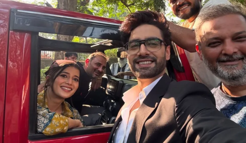 अरमान और अभिरा अपनी बेटियों को ड्रॉप करते हैं। अभिरा-अरमान को मायरा के साथ लगभग देख लेती है, लेकिन मुक्ति उसका ध्यान भटका देती है। ड्रॉप-ऑफ के दौरान, मायरा इमोशनल हो जाती है और अरमान से कहती है कि वह उसके बिना जिंदगी की कल्पना नहीं कर सकती। इसी बीच, अरमान और अभिरा को एक-दूसरे के पास होने का एहसास होता है, लेकिन अरमान अपने रास्ते निकल जाता है और अभिरा अपनी पुरानी यादों में खो जाती है।