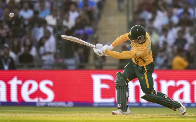 साउथ अफ्रीका के रियान रिकल्टन की बात करें तो उन्होंने आठ मैच टी20 विश्व कप में खेलकर 15 चौके लगाए हैं। रिकल्टन ने 228 रन टूर्नामेंट में बनाए हैं। साउथ अफ्रीका टीम सेमीफाइनल तक तो पहुंची, लेकिन वहां न्यूजीलैंड से हारकर बाहर हो गई। 