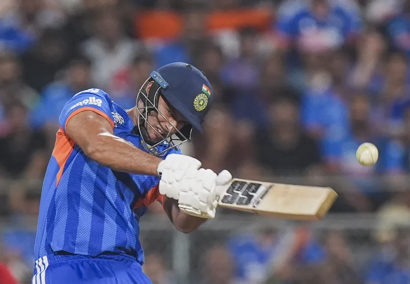 भारत के शिवम दुबे ने टी20 विश्व कप 2026 में अ​ब तक आठ मैच खेलकर 15 छक्के लगाए हैं। उनके नाम 209 रन हैं। अक्सर दुबे की बैटिंग नीचे आती है, इसलिए कई बार उन्हें पर्याप्त मौका खेलने का नहीं मिलता, लेकिन जब भी उनकी बारी आती है तो अपना काम करके जाते हैं। 
