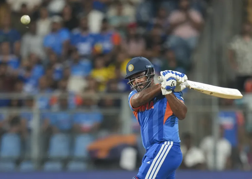 इस लिस्ट में नंबर चार पर भारत के संजू सैमसन आते हैं। संजू सैमसन इस साल के टी20 विश्व कप में केवल 4 ही मैच खेल पाए और इस दौरान 16 छक्के ठोक दिए हैं। उन्होंने कुल 232 रन बनाए हैं। वेस्टइंडीज के खिलाफ अहम मुकाबले में उन्होंने 97 रन की नाबाद पारी खेली थी। वही सेमीफाइन में इंग्लैंड के खिलाफ 89 रन बनाए थे। 