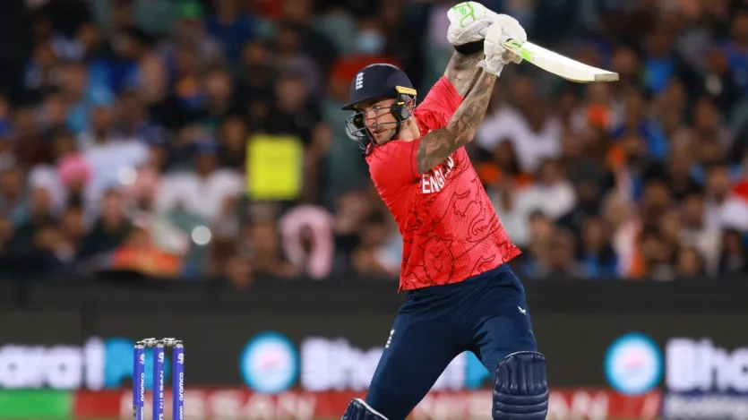 इंग्लैंड के सलामी बल्लेबाज रहे ऐलक हेल्स ने साल 2014 के टी20 विश्व कप में श्रीलंका के खिलाफ बल्लेबाजी करते हुए मैच की एक पारी में 11 चौके और 6 छक्के लगाए थे। उनके बल्ले से केवल चौके और छक्कों से ही 80 रन आ गए थे। इस मैच में हेल्स ने शानदार शतक ठोका था। 