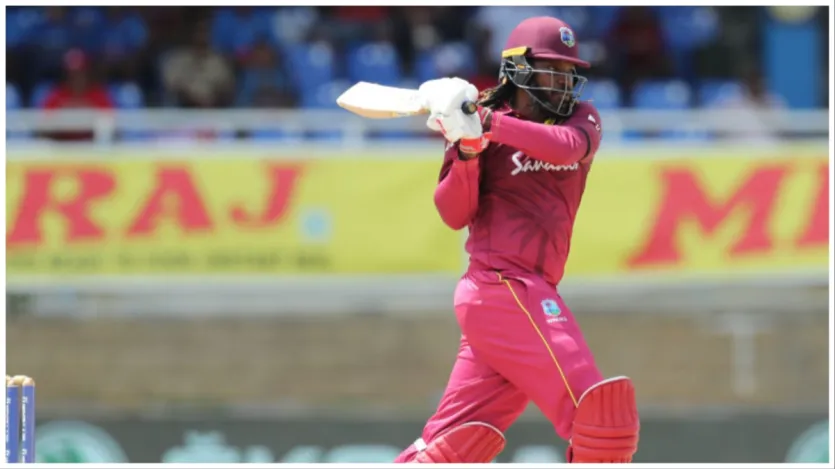 इस लिस्ट में ​क्रिस गेल का नाम एक और दफा फिर से आता है। साल 2016 के टी20 विश्व कप में क्रिस गेल ने इंग्लैंड के खिलाफ खेलते हुए एक पारी के दौरान 5 चौके और 11 छक्के ठोकने का काम किया था। यानी कुल मिलाकर उन्होंने 86 रन केवल चौके और छक्कों से ही बना दिए थे। 