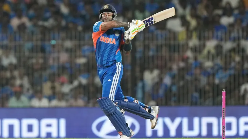 टी20 वर्ल्ड कप के एक एडिशन में सबसे ज्यादा बाउंड्री लगाने की बात करें तो वहां टीम इंडिया के मौजूदा कप्तान सूर्यकुमार यादव का नाम चौथे नंबर पर है। उन्होंने टी20 वर्ल्ड कप 2022 में 35 बाउंड्री लगाए थे। उस वर्ल्ड कप में टीम इंडिया सेमीफाइनल में इंग्लैंड से हारकर टूर्नामेंट से बाहर हो गई थी।