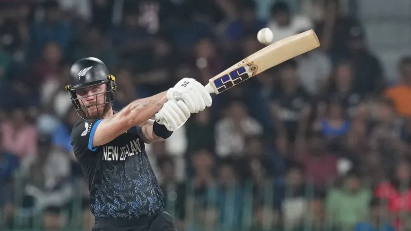 टी20 वर्ल्ड कप के इतिहास में सबसे तेज शतक लगाने वाले बल्लेबाजों की बात करें तो वहां टॉप पर न्यूजीलैंड के फिन एलन का नाम है। उन्होंने हाल ही में खेले गए टी20 वर्ल्ड कप 2026 में साउथ अफ्रीका के खिलाफ पहले सेमीफाइनल में सिर्फ 33 बॉल में सेंचुरी ठोक दी थी। फिन एलन इस मुकाबले में 33 गेंदों में 100 रन बनाकर नाबाद लौटे थे। इस दौरान उन्होंने 10 चौके और 8 छक्के लगाए थे। उनकी इसी पारी के बदौलत न्यूजीलैंड ने 170 रन का टारगेट सिर्फ 12.5 ओवर में हासिल किया था।