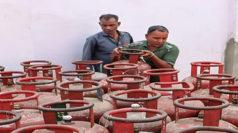 सभी घरेलू #LPG उपभोक्ताओं को बायोमेट्रिक आधार प्रमाणीकरण (e-KYC) कराना अनिवार्य है। e-KYC प्रक्रिया निःशुल्क, सरल और सुविधाजनक है। इसे आप घर बैठे अपने स्मार्टफोन से कुछ ही मिनटों में पूरा कर सकते हैं।
