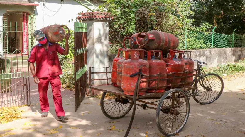 सोमवार (9 मार्च) की देर रात जारी एक राजपत्र अधिसूचना में कहा गया है कि घरेलू स्तर पर उत्पादित प्राकृतिक गैस की आपूर्ति एलपीजी उत्पादन करने वाली इकाइयों को प्राथमिकता के आधार पर की जाएगी। अब तक, सीएनजी और पाइपयुक्त खाना पकाने की गैस दो प्राथमिकता वाले क्षेत्र थे जिन्हें घरेलू प्राकृतिक गैस कच्चे माल के रूप में प्राप्त होती थी। हालांकि, नवीनतम अधिसूचना में एलपीजी को भी प्राकृतिक गैस प्राप्त करने वालों की प्राथमिकता सूची में शामिल किया गया है।