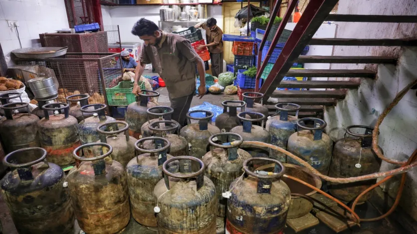 कॉमर्शियल एलपीजी सिलेंडरों की अचानक कमी के मद्देनजर आपूर्ति संबंधी मुद्दों की जांच के लिए तेल मंत्रालय द्वारा एक समिति का गठन किया गया है।