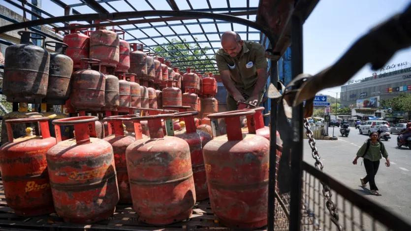 इसके अलावा, मंत्रालय ने नागरिकों के लिए ई-केवाईसी शुरू करने और इससे संबंधित विस्तृत जानकारी प्राप्त करने के लिए एक लिंक भी साझा किया है, ई-केवाईसी पूरा करने के लिए कुछ आसान चरण इस प्रकार हैं:
1: आधिकारिक वेबसाइट पर जाएं।
2: होमपेज से तेल कंपनी (इंडेन, भारत गैस या एचपी गैस) का मोबाइल ऐप डाउनलोड करें।
3: आधार फेसआरडी ऐप डाउनलोड करें।