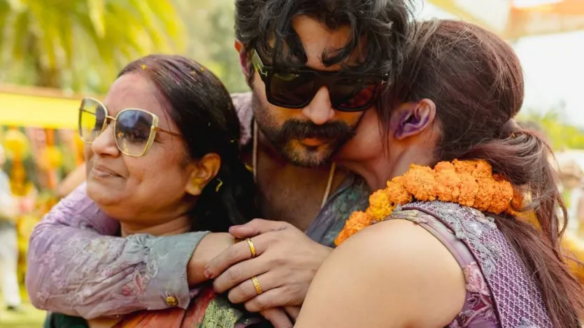 रश्मिका मंदाना और विजय देवरकोंडा की हल्दी की रस्म की तस्वीरें देखकर साफ पता चलता है कि ये रस्म बिल्कुल भी साधारण नहीं थी। इस कपल ने शादी से पहले की इस रस्म को होली की तरह मस्ती भरे उत्सव में बदल दिया और परिवार के साथ मिलकर इस पल को खूब एंजॉय किया।