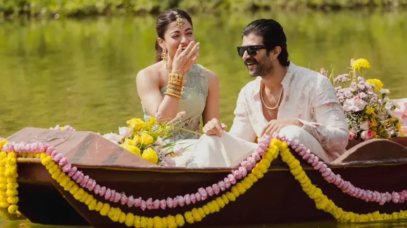 रश्मिका और विजय ने सोमवार को अपने-अपने इंस्टाग्राम प्रोफाइल पर हल्दी सेरेमनी की तस्वीरें शेयर करके अपने फैंस को खुश कर दिया। इसी के साथ कपल ने ये भी बताया है कि उनकी प्री-वेडिंग रस्म 