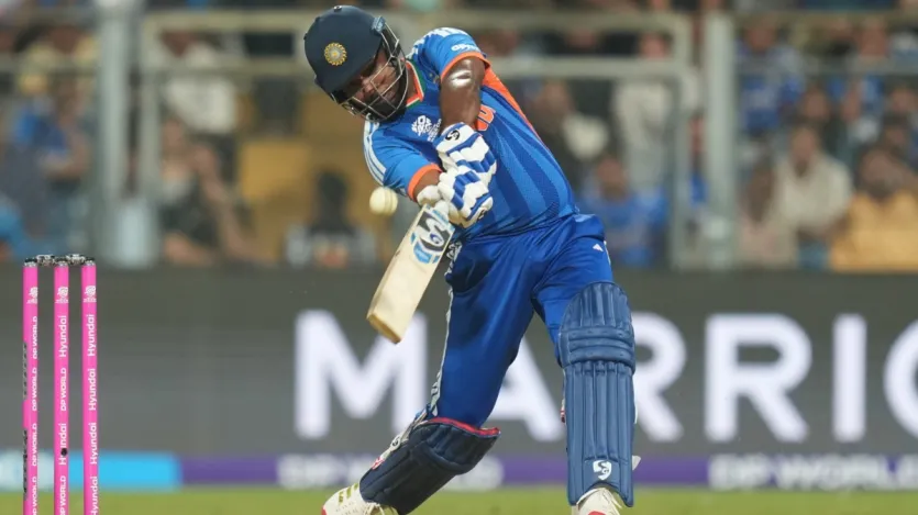 टी20 विश्व कप 2026 का अब करीब करीब समापन होने को है। अब केवल फाइनल मुकाबला बचा है, जो 8 मार्च को खेला जाएगा। इस बीच आपको जानना चाहिए कि इस साल के टी20 विश्व कप में अब तक सबसे ज्यादा छक्के किसने लगाए हैं। चलिए एक नजर डालते हैं। भारत के लिए संजू सैमसन ने सबसे ज्यादा सिक्स लगाए हैं। 