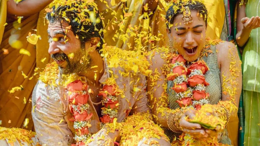 सोमवार को रश्मिका ने अपने इंस्टाग्राम पर हल्दी सेरेमनी की तस्वीरें शेयर कीं और कैप्शन के जरिए बताया कि उनकी और विजय की हल्दी की रस्म 