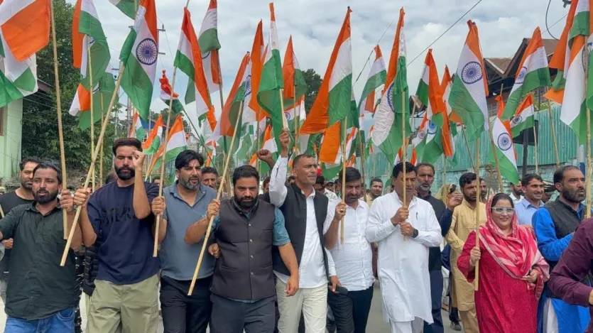 कश्मीर से लेकर कोलकाता और भोपाल तक तिरंगा यात्रा का जश्न, देखें Photos – India TV Hindi