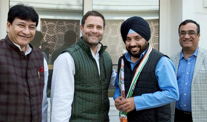 Arvinder Singh Lovely meeting Rahul Gandhi | PTI Photo Arvinder Singh Lovely meeting Rahul Gandhi | PTI Photo- India TV Hindi