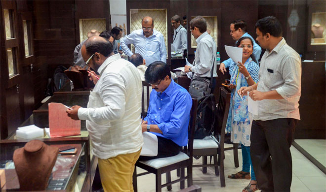 Thane: Enforcement Directorate team raids the Viviana Mall | PTI Photo Thane: Enforcement Directorate team raids the Viviana Mall | PTI Photo- India TV Hindi