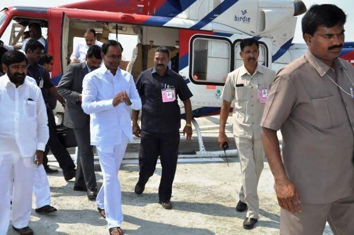 Telangana-CM-K-Chandrasekhar-Rao-escapes-unhurt-as-bag-kept-in-his-chopper-catches-fire Telangana-CM-K-Chandrasekhar-Rao-escapes-unhurt-as-bag-kept-in-his-chopper-catches-fire- India TV Hindi