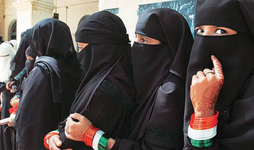 Fatwa-issued-against-muslim-women-allowing-male-shopkeepers-in-wearing-bangles Fatwa-issued-against-muslim-women-allowing-male-shopkeepers-in-wearing-bangles- India TV Hindi