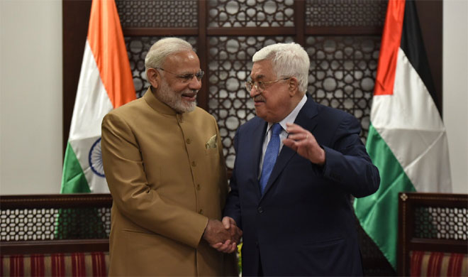 Prime Minister Narendra Modi with Palestinian President Mahmoud Abbas Prime Minister Narendra Modi with Palestinian President Mahmoud Abbas- India TV Hindi