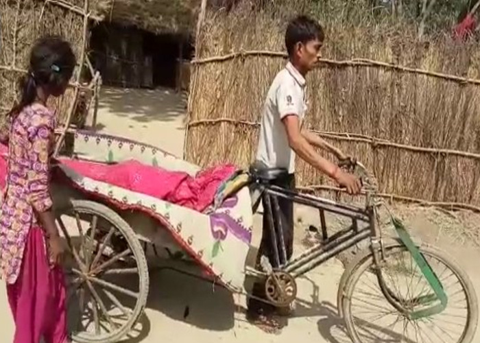 अपने पिता के शव को... अपने पिता के शव को...- India TV Hindi
