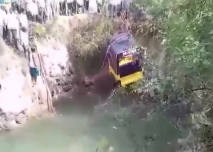 an auto carrying 14 passengers fell into a well in... an auto carrying 14 passengers fell into a well in...- India TV Hindi