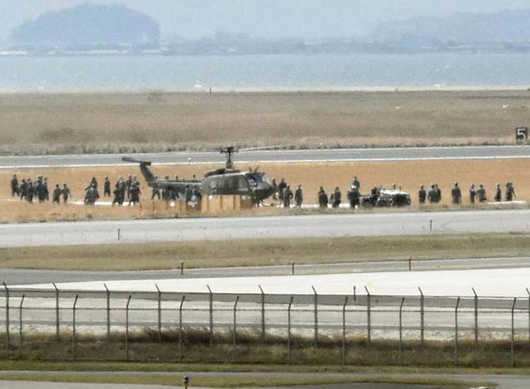 Military helicopter emergency landing in Japan runway... Military helicopter emergency landing in Japan runway...- India TV Hindi