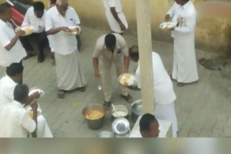AIADMK cadres seen eating biryani, consuming liquor during one-day hunger strike AIADMK cadres seen eating biryani, consuming liquor during one-day hunger strike- India TV Hindi