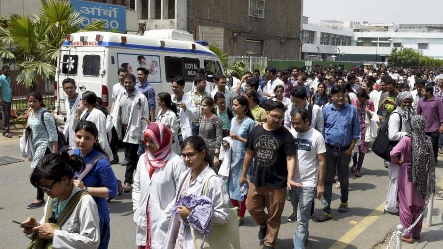 AIIMS resident doctors continue strike AIIMS resident doctors continue strike- India TV Hindi