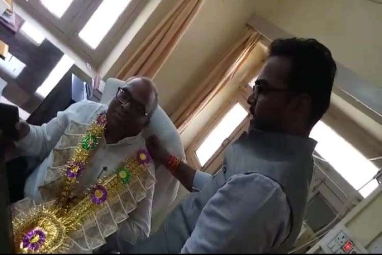 BJP MLA wore garland of notes to superintending engineer BJP MLA wore garland of notes to superintending engineer- India TV Hindi