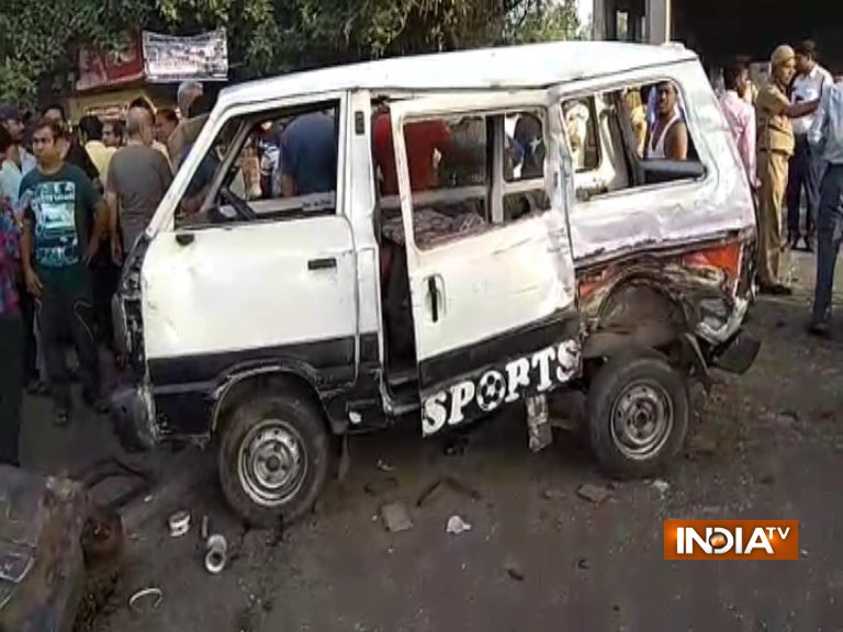 Delhi: School van rams into truck tempo, 1 children dead, 11 injured Delhi: School van rams into truck tempo, 1 children dead, 11 injured- India TV Hindi