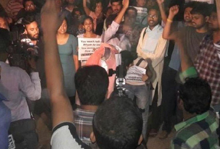 Several Injured in JNUSU-ABVP Clashes Over 'Love Jihad' Film Several Injured in JNUSU-ABVP Clashes Over 'Love Jihad' Film- India TV Hindi