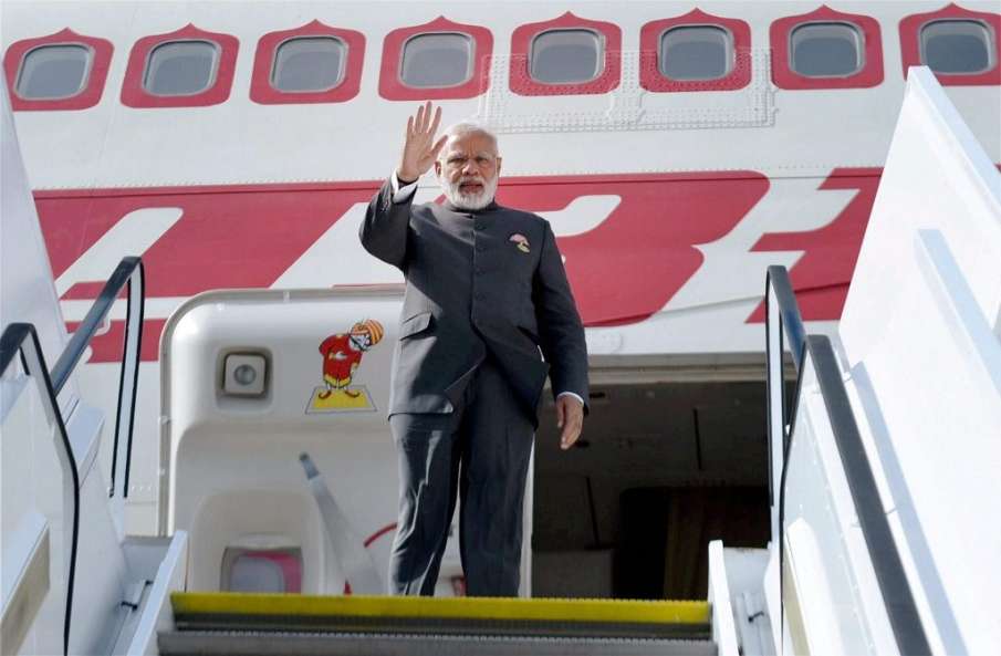 Narendra Modi leaves for India after informal summit with Xi in China Narendra Modi leaves for India after informal summit with Xi in China- India TV Hindi