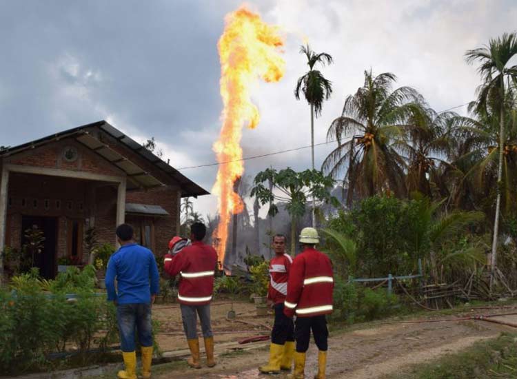 Indonesia oil well fire kills 15 people injures... Indonesia oil well fire kills 15 people injures...- India TV Hindi