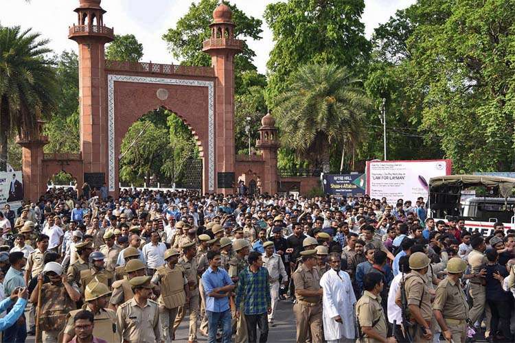 Police lob teargas shells to disperse mob of AMU students Police lob teargas shells to disperse mob of AMU students - India TV Hindi