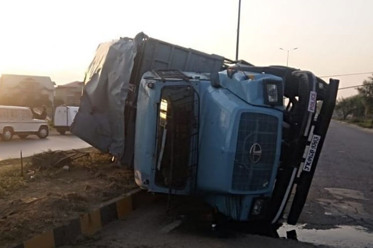 Jammu and Kashmir: 19 CRPF personnel injured in accident due to stone-pelting in Srinagar Jammu and Kashmir: 19 CRPF personnel injured in accident due to stone-pelting in Srinagar- India TV Hindi